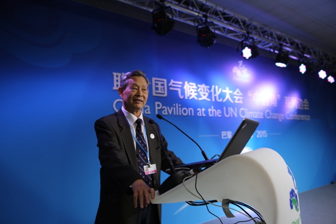 男人在舞台上弹吉他低可信度描述已自动生成