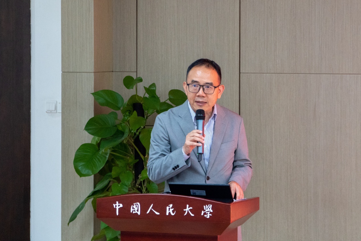 男人拿着手机描述已自动生成